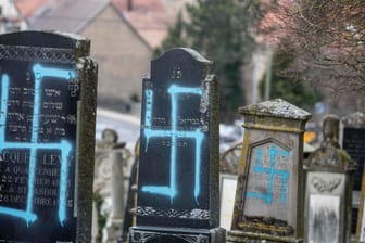 Geschändete jüdische Gräber auf einem Friedhof in Quatzenheim.