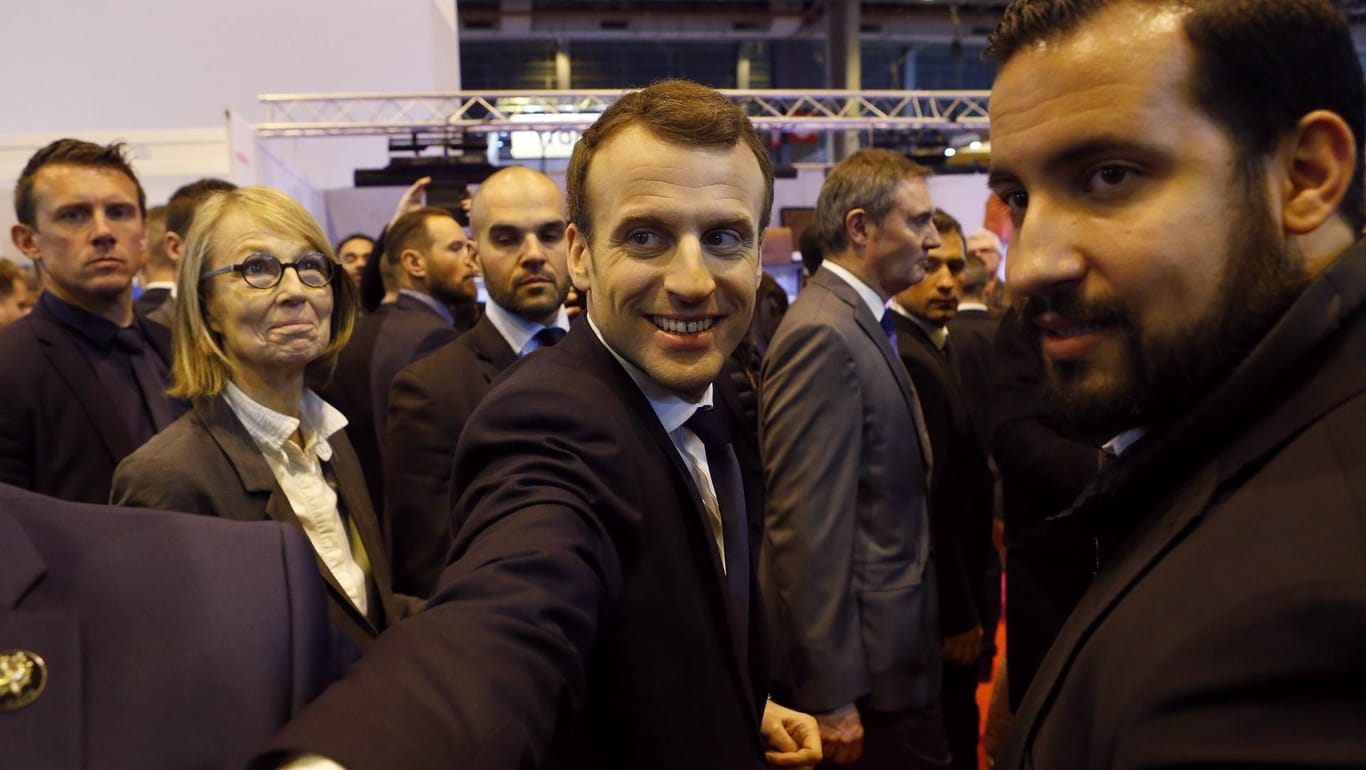 Alexandre Benalla (r.) war bis Juli 2018 der Sicherheitschef von Frankreichs Präsident Emmanuel Macron (M.).
