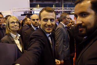 Alexandre Benalla (r.) war bis Juli 2018 der Sicherheitschef von Frankreichs Präsident Emmanuel Macron (M.).