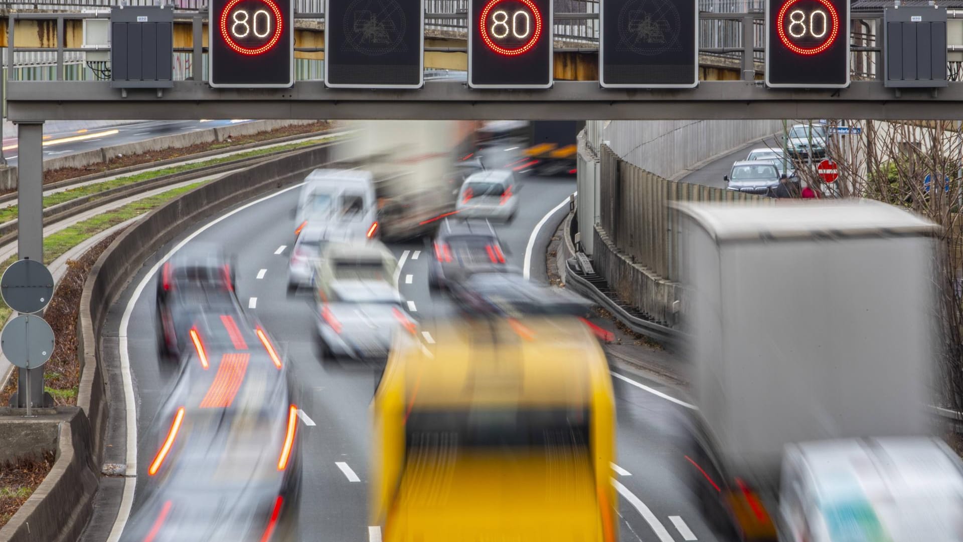 Autos, Busse und Lkw auf der A40 in der Essener Innenstadt: "Arbeitsplätze und Absätze werden zukünftig durch saubere Motoren gesichert." Autos, Busse und Lkw auf der A40 in der Essener Innenstadt: "Arbeitsplätze und Absätze werden zukünftig durch saubere Motoren gesichert."