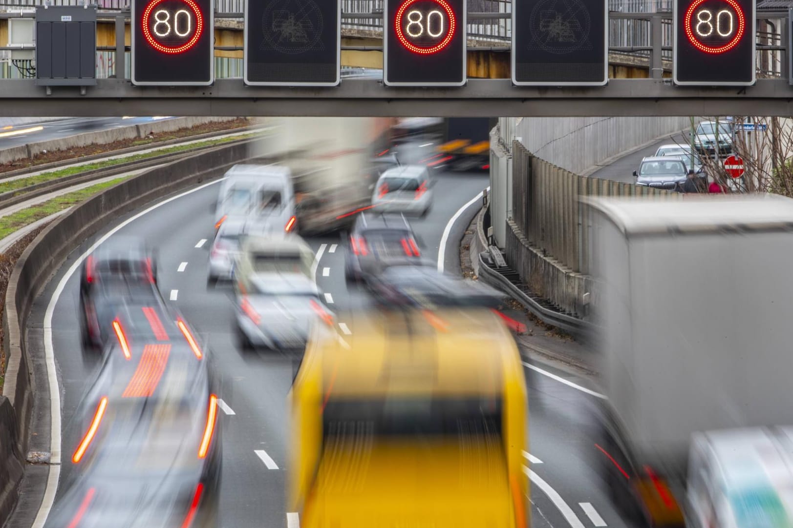 Autos, Busse und Lkw auf der A40 in der Essener Innenstadt: "Arbeitsplätze und Absätze werden zukünftig durch saubere Motoren gesichert."