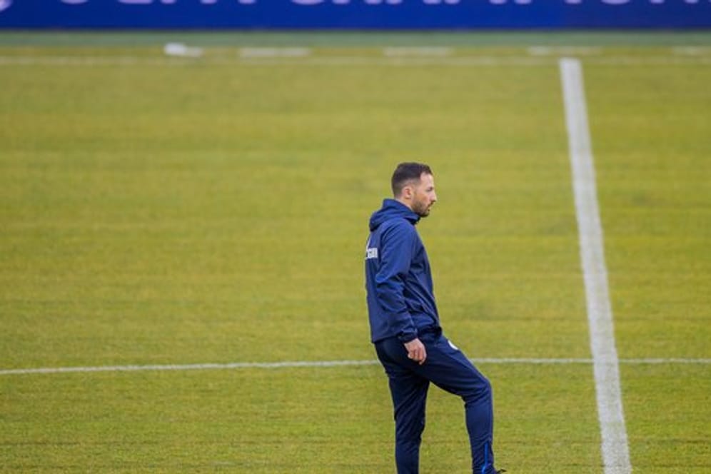 Sieht die Favoritenrolle klar bei Man City: Schalke-Coach Domenico Tedesco.