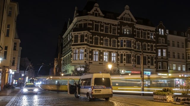 Erleuchtet ist am Mittwochabend die Innenstadt von Köpenick.