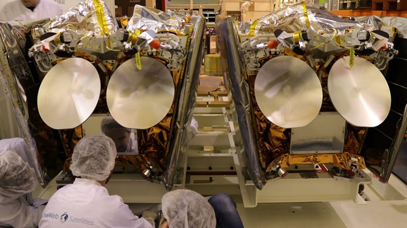 OneWeb-Satelliten: Sie sollen auf eine niedrige Erdumlaufbahn von 1.200 Kilometern gebracht werden.