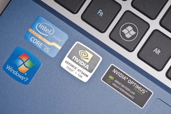 Windows-, Intel- und Nvidia-Aufkleber auf einem Laptop: Im März soll es ein wichtiges Update für Windows-7-Rechner geben.