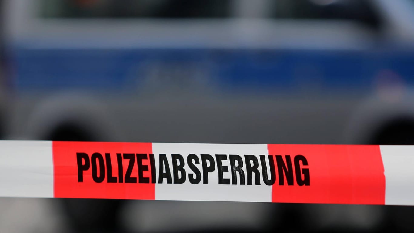 Polizeiabsperrung: Beamte haben ein totes Baby in Rostock gefunden. (Symbolbild)