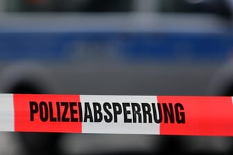 Polizeiabsperrung: Beamte haben ein totes Baby in Rostock gefunden. (Symbolbild)