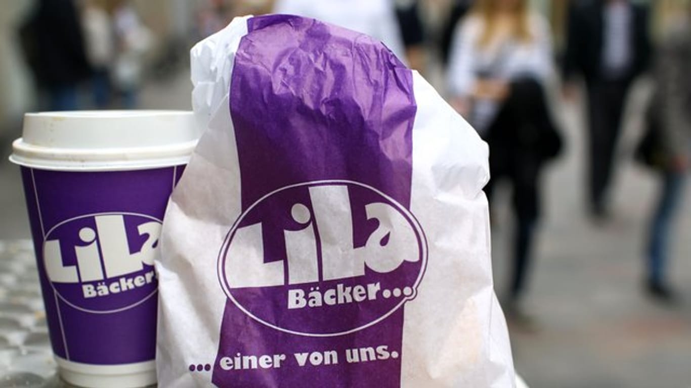 Brötchentüte und Kaffeebecher der Backkette "Lila Bäcker": Das Unternehmen betreibt Hunderte Filialen vor allem in Mecklenburg-Vorpommern, Berlin und Brandenburg.