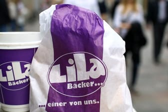 Brötchentüte und Kaffeebecher der Backkette "Lila Bäcker": Das Unternehmen betreibt Hunderte Filialen vor allem in Mecklenburg-Vorpommern, Berlin und Brandenburg.