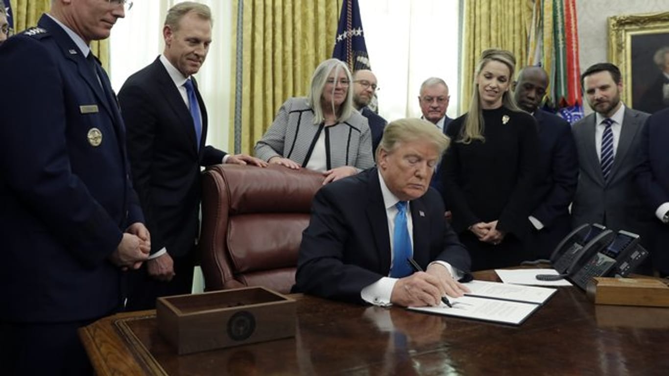 US-Präsident Donald Trump unterzeichnet das "Space Policy Directive 4" im Oval Office des Weißen Hauses.