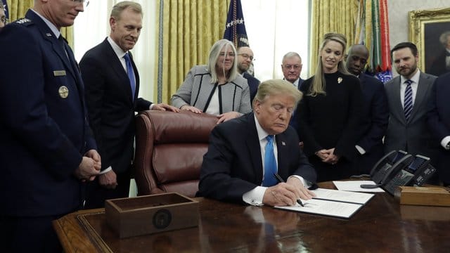 US-Präsident Donald Trump unterzeichnet das "Space Policy Directive 4" im Oval Office des Weißen Hauses. US-Präsident Donald Trump unterzeichnet das "Space Policy Directive 4" im Oval Office des Weißen Hauses.