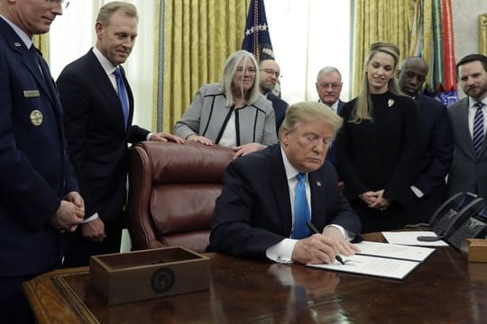 US-Präsident Donald Trump unterzeichnet das "Space Policy Directive 4" im Oval Office des Weißen Hauses.