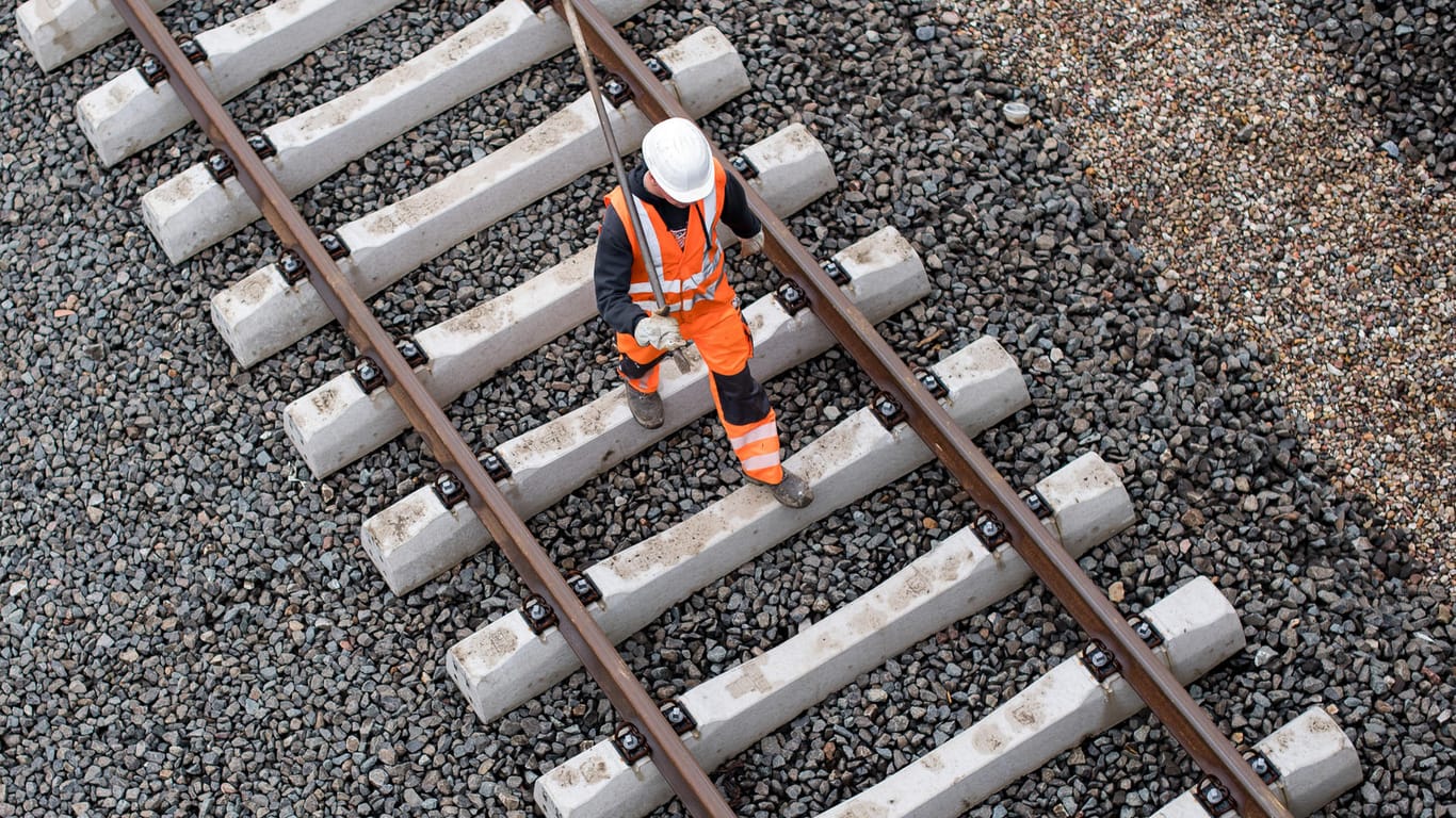 Arbeiter auf einer Gleisanlage: Die Deutsche Bahn will 2019 an ihrem Streckennetz bauen.