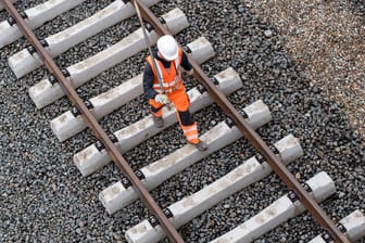 Arbeiter auf einer Gleisanlage: Die Deutsche Bahn will 2019 an ihrem Streckennetz bauen.