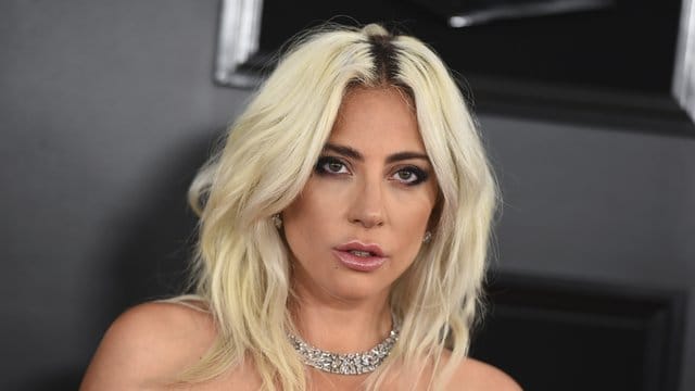 Bei den Grammys hat Lady Gaga nicht mehr ihren Verlobungsring getragen. Bei den Grammys hat Lady Gaga nicht mehr ihren Verlobungsring getragen.