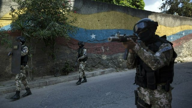 Mitglieder der Polizeispezialeinheit Faes patrouillieren im Antimano-Viertel In der Hauptstadt Caracas. Mitglieder der Polizeispezialeinheit Faes patrouillieren im Antimano-Viertel In der Hauptstadt Caracas.