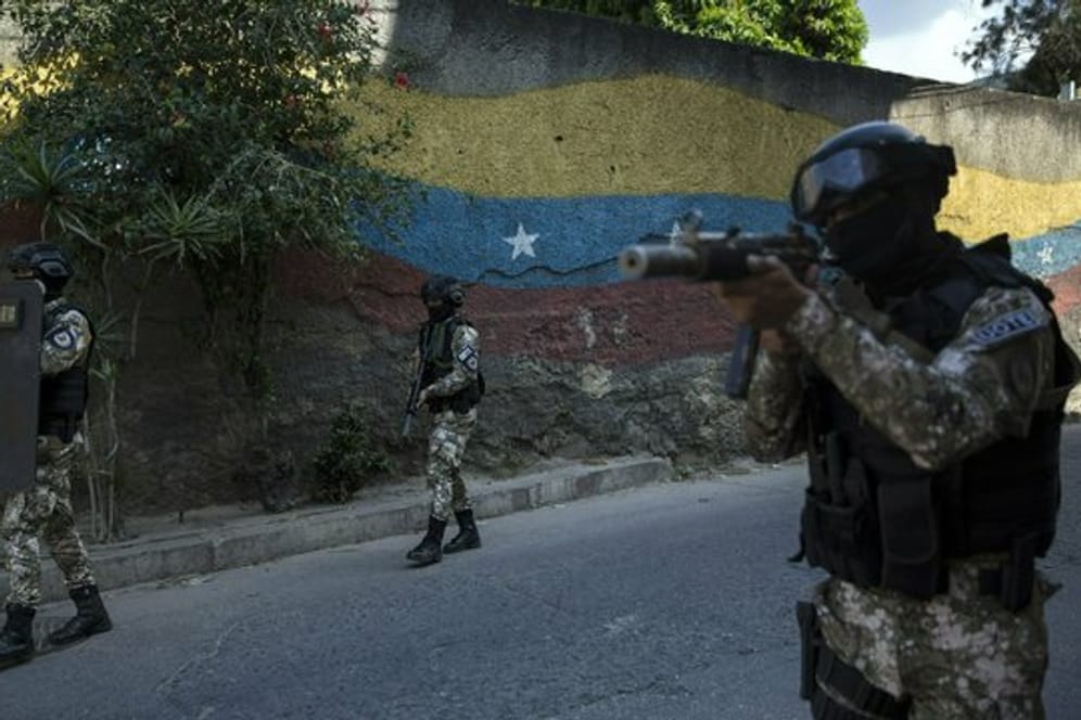 Mitglieder der Polizeispezialeinheit Faes patrouillieren im Antimano-Viertel In der Hauptstadt Caracas.