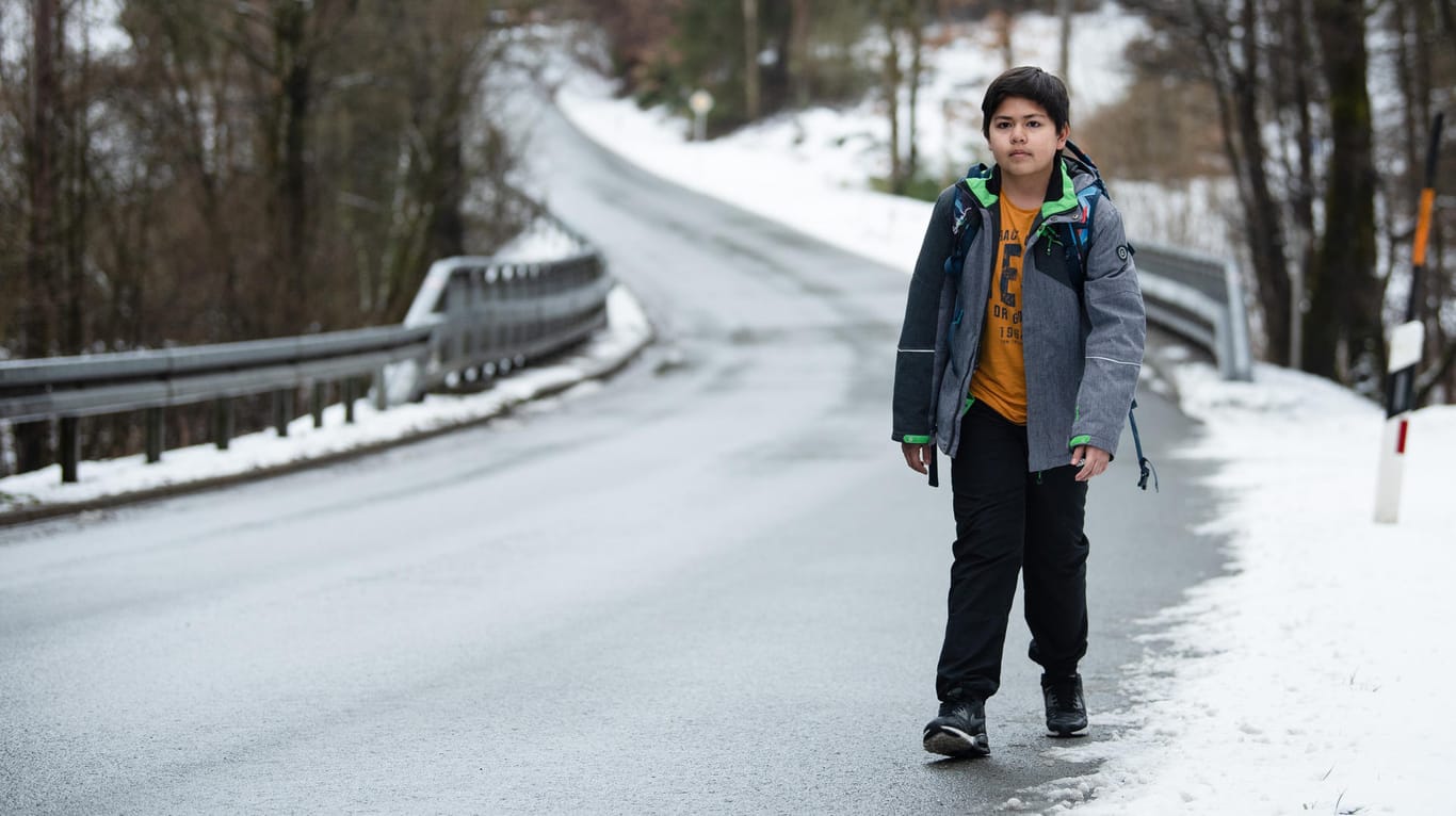 Marc läuft die Landstraße entlang: Der Realschüler muss rund zwei Kilometer zur Haltestelle seines Schulbusses laufen.