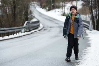 Marc läuft die Landstraße entlang: Der Realschüler muss rund zwei Kilometer zur Haltestelle seines Schulbusses laufen.