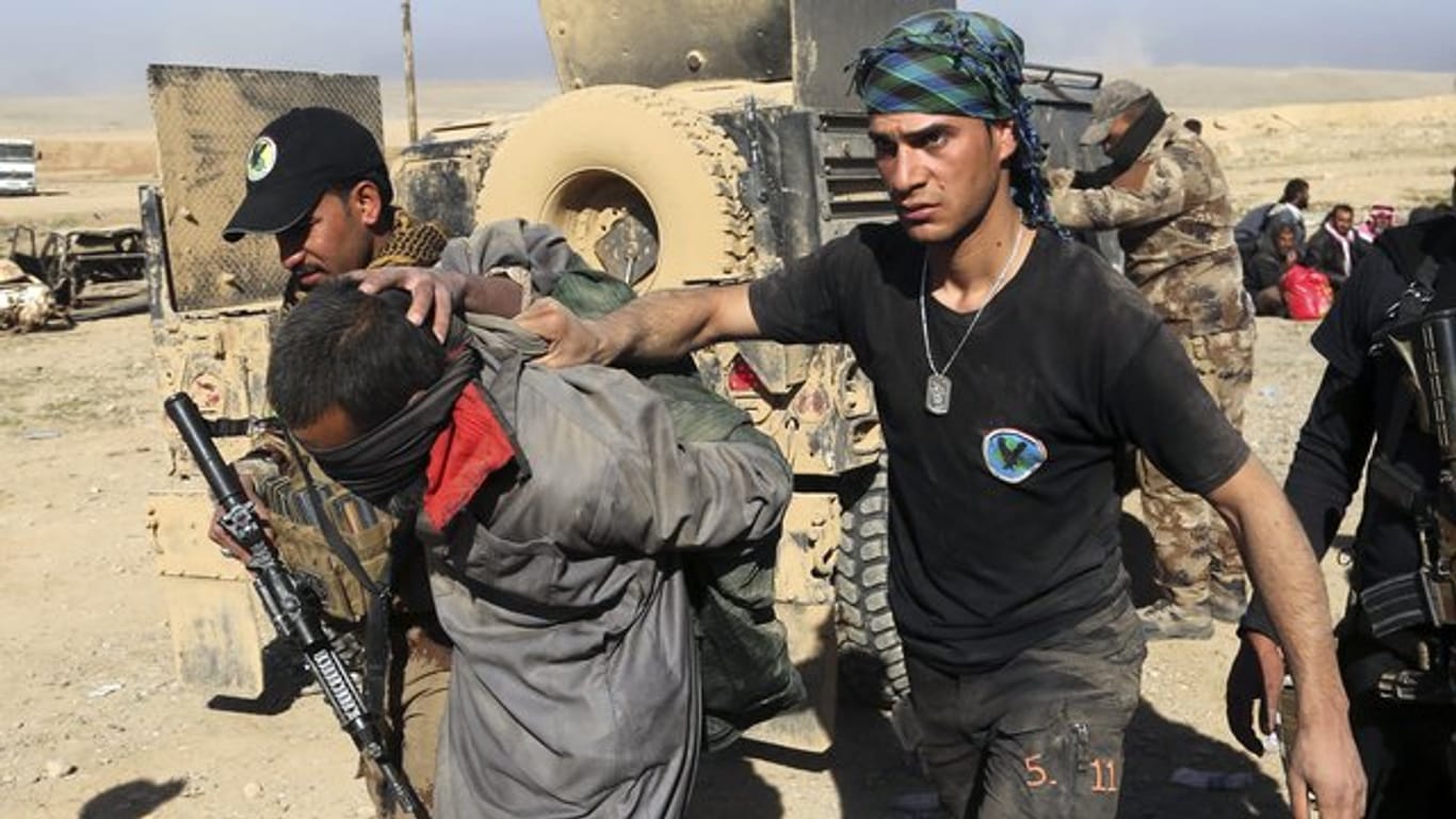 Soldaten einer irakischen Spezialeinheit haben in Mossul einen IS-Kämpfer gefasst.