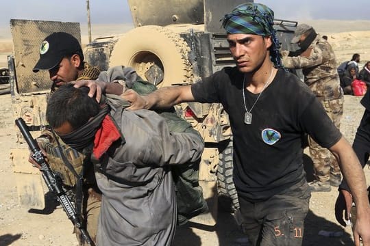 Soldaten einer irakischen Spezialeinheit haben in Mossul einen IS-Kämpfer gefasst.