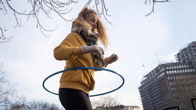 Mehr als nur ein Kinderspiel: Auch Erwachsene können mit dem Hula-Hoop-Reifen Rumpfkraft und Bauchmuskulatur trainieren.