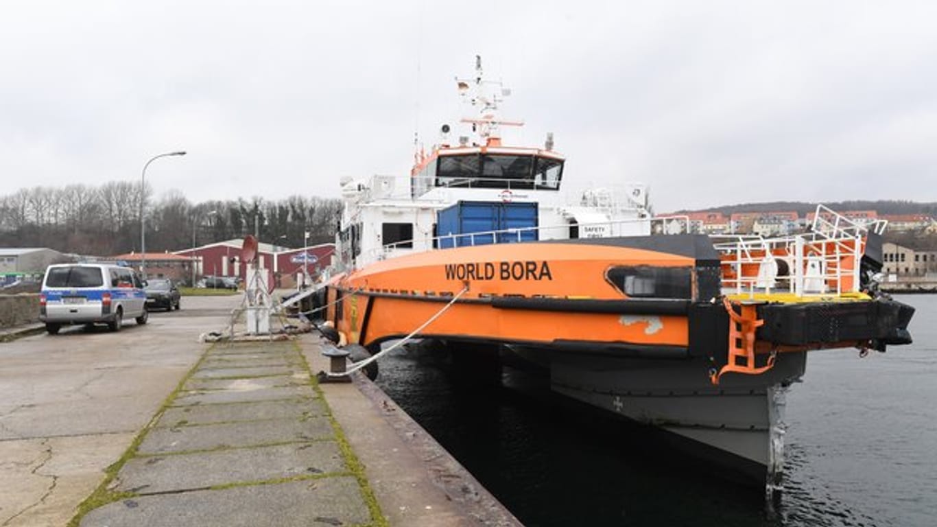 Der Offshore-Versorger "World Bora" liegt nach einem Unfall im Stadthafen von Sassnitz.