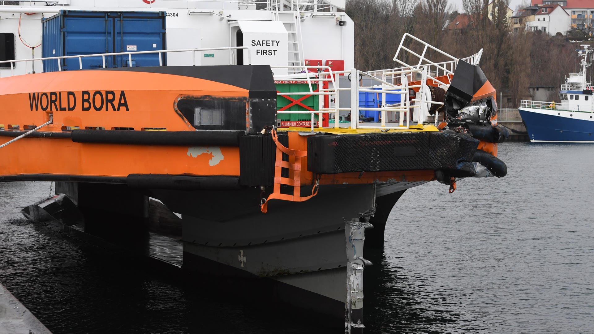 Die "World Bora" im Stadthafen von Sassnitz: Bei der Kollision zweier Schiffe wurden mehrere Menschen verletzt.