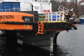 Die "World Bora" im Stadthafen von Sassnitz: Bei der Kollision zweier Schiffe wurden mehrere Menschen verletzt.