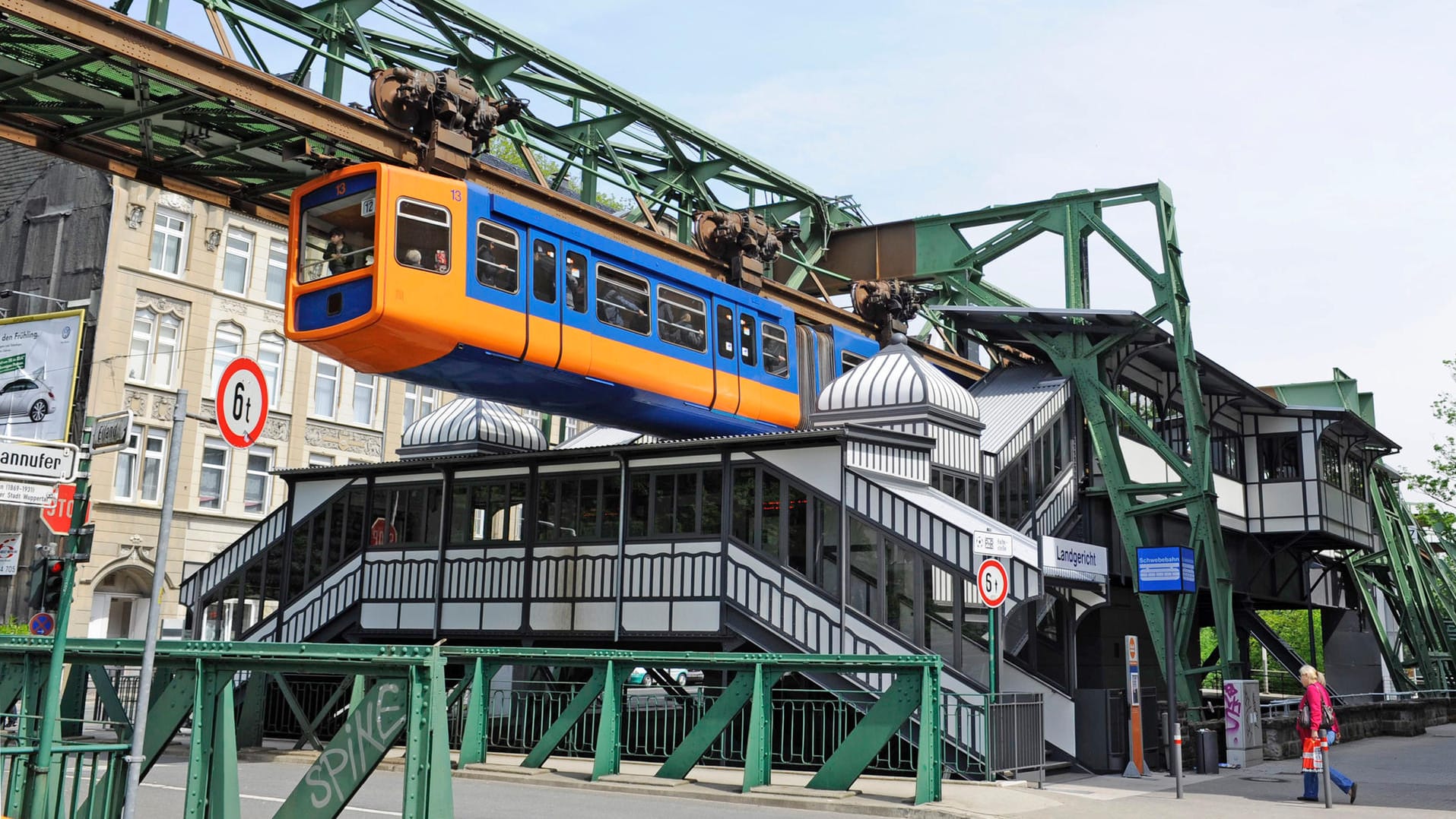 Die vor 47 Jahre in den Dienst gestellte Baureihe GTW72 wird ausgemustert. Eine der alten Bahnen wird in Wuppertal Vohwinkel zum fliegenden Klassenzimmer.