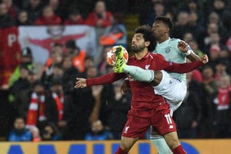 Bayerns David Alaba (r) kommt vor Mohamed Salah vom FC Liverpool kämpfen an den Ball.