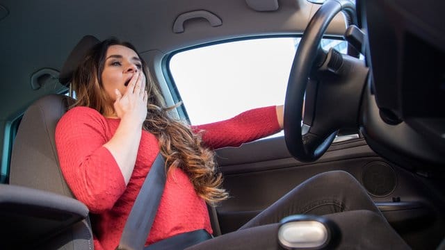 Frühjahrsmüdigkeit kann vor allem beim Autofahren gefährlich werden.