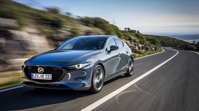 Vorfahrt im Frühling: Der neue Mazda 3 startet zunächst als Schrägheck, bevor im Sommer eine klassisch geschnittene Limousine folgt.