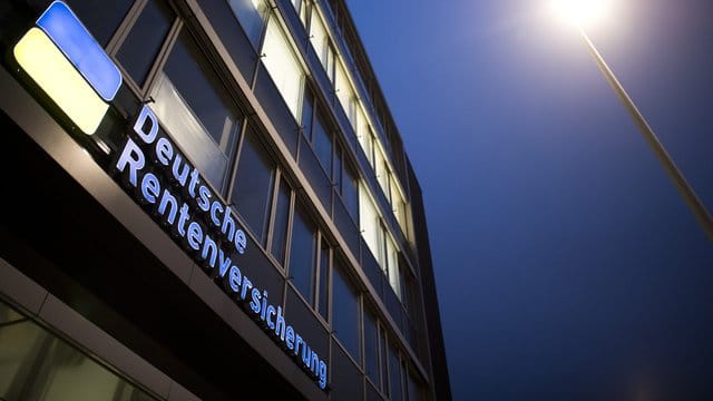 Die Deutsche Rentenversicherung prüft anhand ärztlicher Unterlagen, ob ein Anspruch auf Erwerbsminderungsrente besteht. Die Deutsche Rentenversicherung prüft anhand ärztlicher Unterlagen, ob ein Anspruch auf Erwerbsminderungsrente besteht.