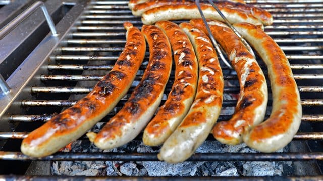 Holzkohle- oder Gasgrills sollte man auf keinen Fall drinnen oder in der Garage nutzen.