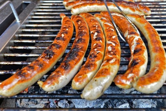 Holzkohle- oder Gasgrills sollte man auf keinen Fall drinnen oder in der Garage nutzen.