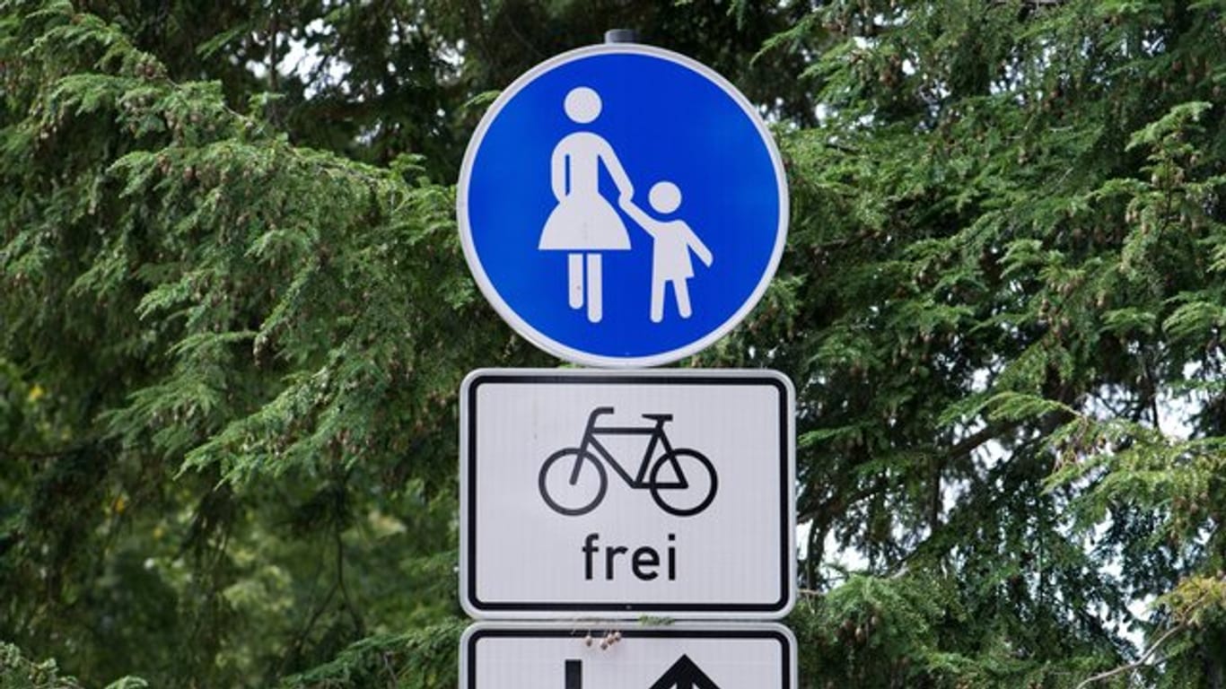 Fahrradfahrer und Fußgänger teilen sich einen Weg.