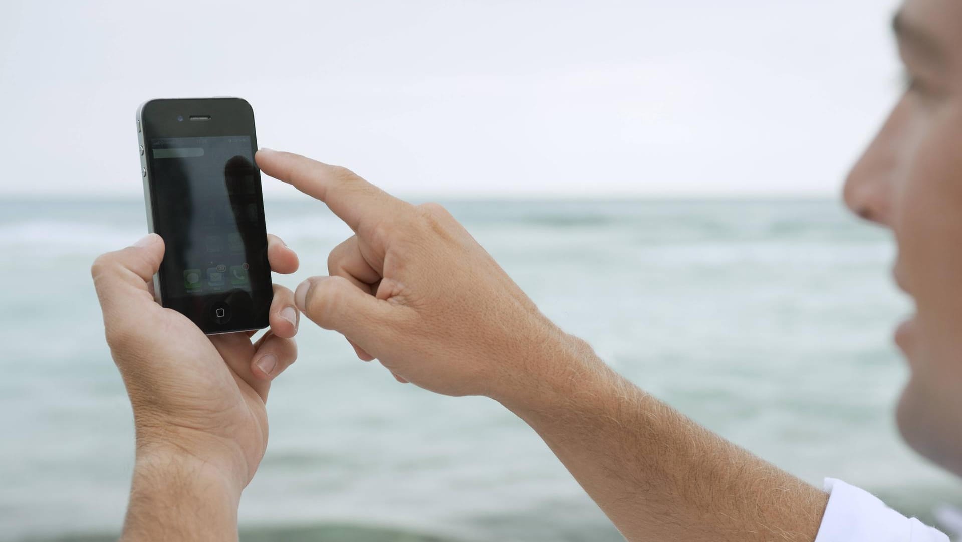 Smartphone-Nutzung: Deutsche geben 2019 laut einer Prognose mehr für Handys aus.