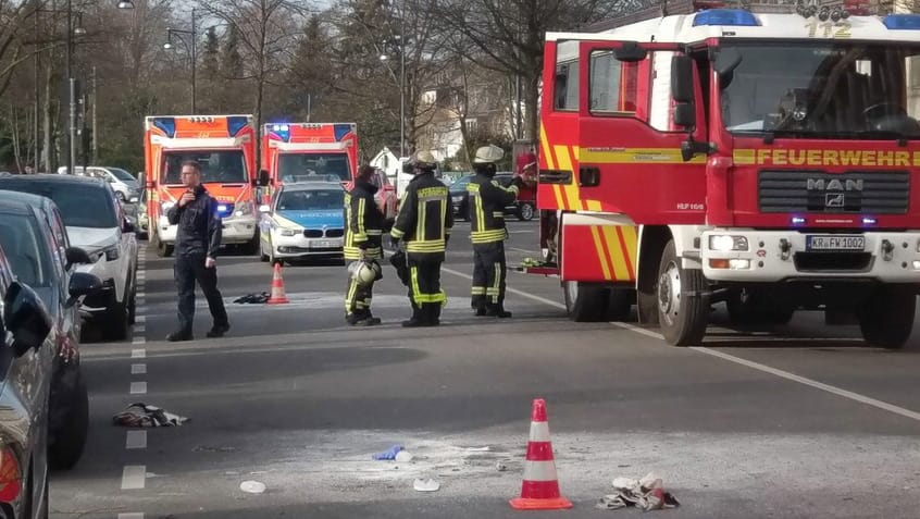 Rettungskräfte vor dem Gebäude des Amts- und Landgerichtes: Ein Mann hat sich hier selbst angezündet.