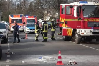 Rettungskräfte vor dem Gebäude des Amts- und Landgerichtes: Ein Mann hat sich hier selbst angezündet.