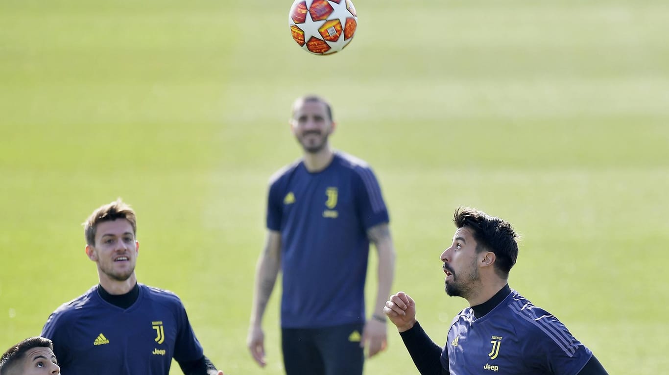 Sami Khedira (r.) im Training: Der Nationalspieler muss bei Juventus erst einmal kürzer treten.