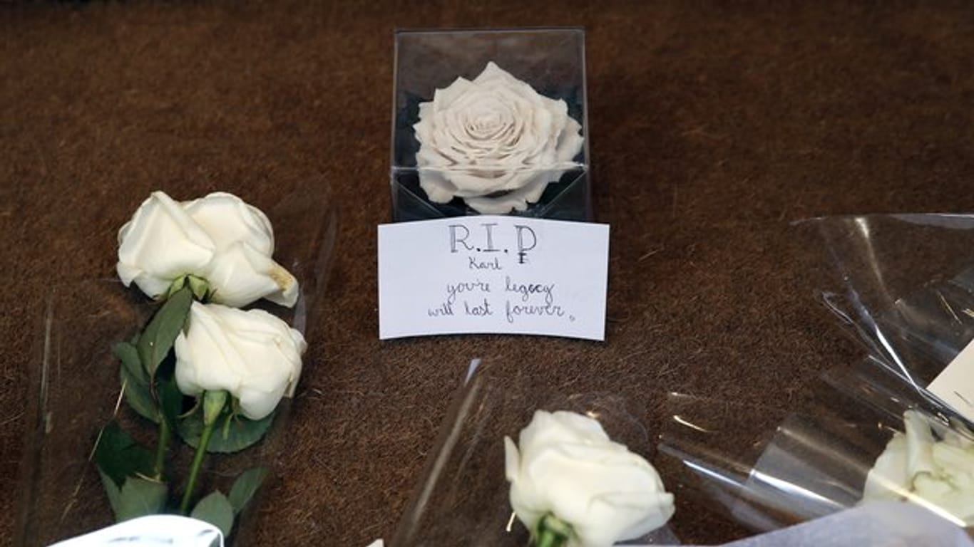 Weiße Rosen für Karl Lagerfeld vor der Chanel-Zentrale in Paris.
