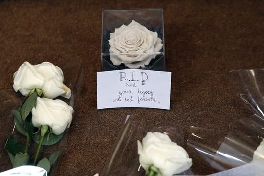 Weiße Rosen für Karl Lagerfeld vor der Chanel-Zentrale in Paris.