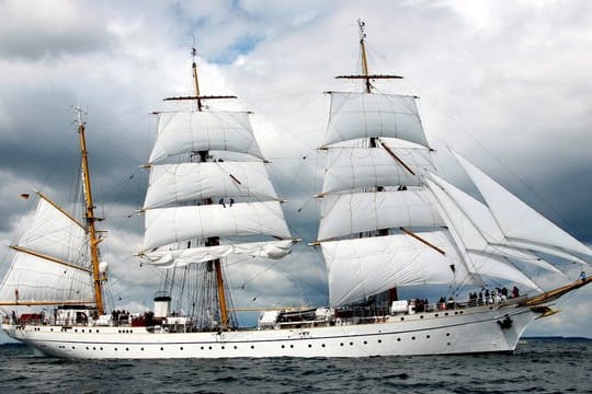 Das Schulschiff der Marine, die "Gorch Fock", läuft unter Segeln über die Kieler Förde.