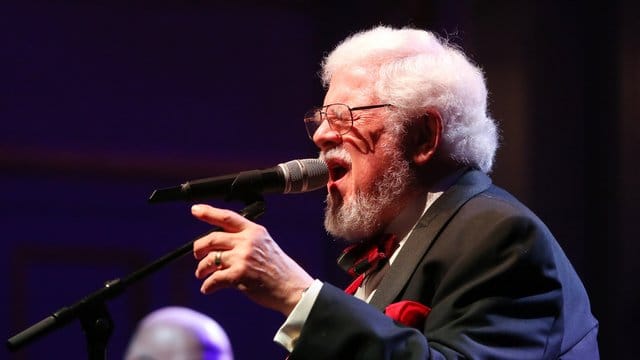 Bill Ramsey 2016 in Hamburg auf der Bühne.