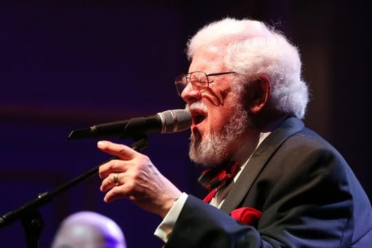 Bill Ramsey 2016 in Hamburg auf der Bühne.