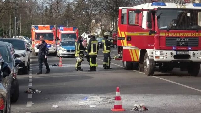Vor dem Gebäude des Krefelder Amts- und Landgerichtes hat sich ein Mann selbst angezündet. Vor dem Gebäude des Krefelder Amts- und Landgerichtes hat sich ein Mann selbst angezündet.