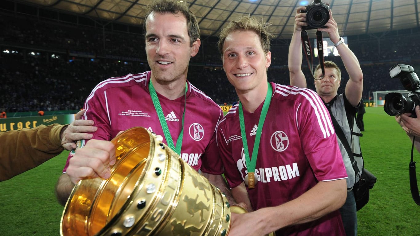 2011 gewann Höwedes (r., mit dem damaligen Teamkollegen Christoph Metzelder) den DFB-Pokal mit Schalke.