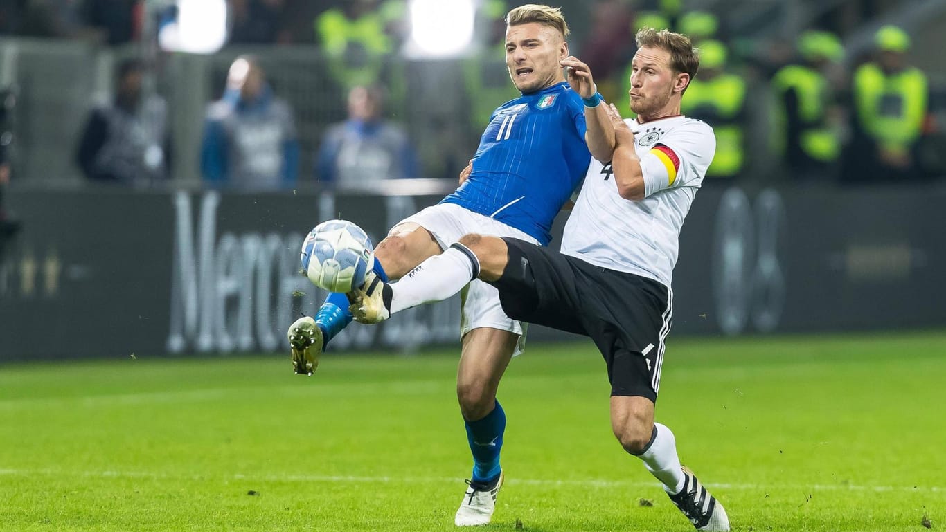 Höwedes (r., hier 2017 gegen Italiens Immobile) absolvierte insgesamt 44 Länderspiele für Deutschland.