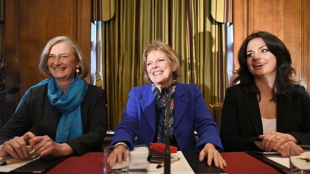 Die britischen Tory-Politikerinnen Sarah Wollaston (l-r), Anna Soubry und Heidi Allen auf einer Pressekonferenz in London. Die britischen Tory-Politikerinnen Sarah Wollaston (l-r), Anna Soubry und Heidi Allen auf einer Pressekonferenz in London.